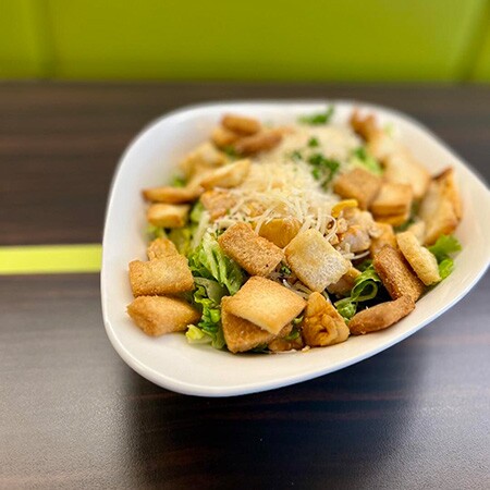 Knackiger Salat, Croûtons, Hähnchenbrustfilet und Parmesan:
