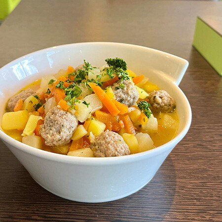 Schon unseren Kohlrabi-Möhren-Eintopf mit Hackbällchen probiert?